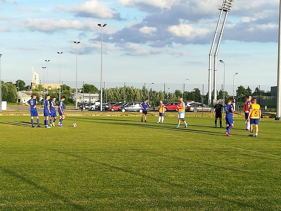 Lekcja piłki od juniorów Pogoni. Zawodowcy szykują się do meczu z Artystami